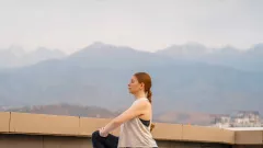 4 Tips Gerakan Yoga Membentuk Otot Perut, Cukup 10 Menit Setiap Hari - GenPI.co