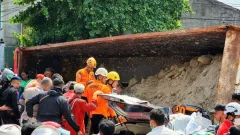 Kecelakaan di Semarang, Sebuah Mobil Tertimpa Truk Pengangkut Tanah - GenPI.co