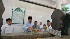 Anies Baswedan dan Cak Imin Ziarah ke Makam Pangeran Diponegoro di Makassar - GenPI.co