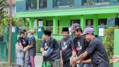 Demi Kenyamanan Warga, Petebu Ganjar Pasang Paving Block di Masjid-Ponpes - GenPI.co