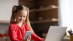 Menjaga Anak-anak Tetap Aman di Media Sosial, Ini yang Harus Diketahui Orang Tua - GenPI.co