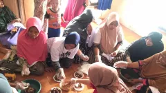 Mak Ganjar Latih Ibu-ibu Bikin Bola-bola Cokelat untuk Tingkatkan Ekonomi - GenPI.co