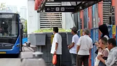 Perhatian! Selama Ramadan, Transjakarta Izinkan Penumpang Berbuka Puasa di Bus - GenPI.co