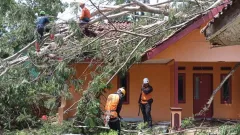 Diterjang Angin Puting Beliung, 157 Rumah di Ciamis Rusak - GenPI.co