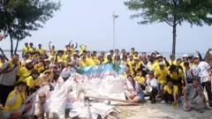 FIFGROUP dan Masyarakat Bersihkan Pantai di Pulau Pramuka - GenPI.co