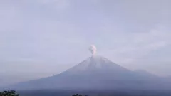 Gunung Semeru Erupsi 6 Kali, Lontarkan Abu Vulkanik Setinggi 900 Meter - GenPI.co
