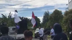 Bubarkan Demonstran, Bupati Halmahera Utara Bawa Parang - GenPI.co