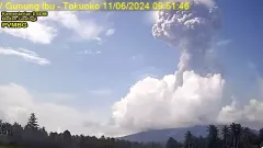 Gunung Ibu Meletus, Keluarkan Abu Vulkanik Setinggi 4 Km - GenPI.co