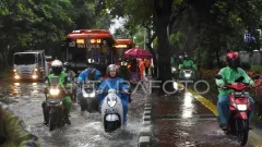 BMKG: Hati-Hati Hujan Ringan hingga Lebat Disertai Kilat dan Angin Kencang di Kota Besar - GenPI.co