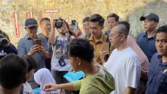 Gibran Ditemani Raffi Ahmad Bagi-bagi Susu di Kampung Padat Jakarta Selatan - GenPI.co