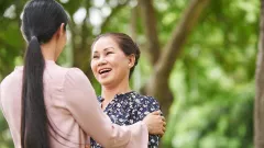 3 Nasihat Orang Tua untuk Putrinya Sebelum Meninggalkan Rumah, Siap Hidup Mandiri - GenPI.co