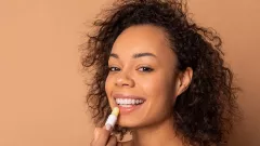 3 Lip Balm Ampuh Atasi Bibir Pecah-pecah dan Kering, Terjaga Kelembapannya - GenPI.co