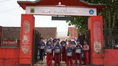 Telkomsel Salurkan Bantuan Tas Sekolah, Gandeng Seniman Disabilitas dan UMKM - GenPI.co