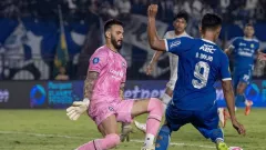 Jelang Duel Kontra PSIS Semarang, Arema FC Kehilangan Kiper Andalan Lucas Frigeri - GenPI.co