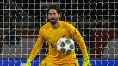 Alisson Becker Jadi Bintang di Laga PSG vs Liverpool, Arne Slot: Dia Pemain Top - GenPI.co