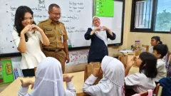 Cahaya Manthovani dan Yayasan Inklusi Pelita Bangsa Bagikan Makan Sehat Bergizi di SLBN 7 Jakarta - GenPI.co