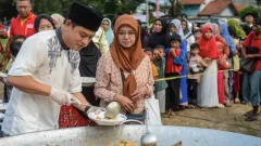 Ustaz Derry Sulaiman Ungkap Kisah Bobon Santoso Mualaf, Saat Potong Kambing - GenPI.co