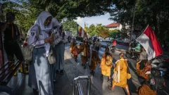 Kelelahan di Temanggung, Biksu Thudong Diantar Pakai Truk ke Magelang - GenPI.co