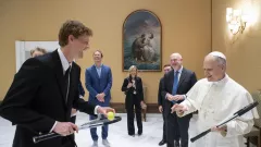Paus Leo XIV Sambut Jannik Sinner di Vatikan, Raket Tenis Jadi Simbol Keakraban - GenPI.co