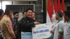 Gubernur Herman Deru Serahkan Santunan Jaminan Kematian BPJS Ketenagakerjaan kepada Petani Sawit di Sumsel - GenPI.co