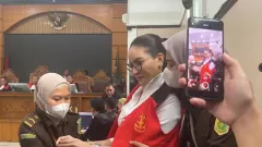 Nikita Mirzani Peras Reza Gladys Rp 4 Miliar untuk Angsur Rumah - GenPI.co