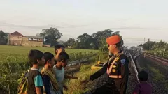 KAI Peringatkan Bahaya Bermain di Sekitar Rel Kereta - GenPI.co