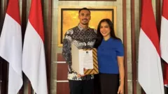 Vincent Verhaag Resmi Jadi WNI, Jessica Iskandar Terharu Banget - GenPI.co