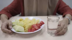 Tips Mencegah Perut Kembung saat Cuaca Panas, Minum 2 Liter Air per Hari - GenPI.co