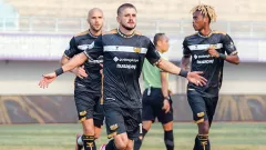 Dewa United Ditahan Imbang 10 Pemain Persebaya Surabaya 1-1 - GenPI.co BANTEN
