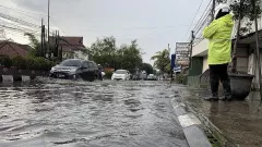 Banjir di Kabupaten Bandung, Warga Gunakan Perahu ke Jalan Raya - GenPI.co JABAR