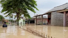 2 Sungai Meluap, Satu Desa Terendam Banjir di Karawang - GenPI.co JABAR