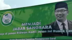 Warga Garut Protes Jalan Rusak Pampang Fotonya, Ridwan Kamil Merespons - GenPI.co JABAR