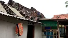 5 Menit Mencekam, Puting Beliung di Situbondo Rusak Belasan Rumah - GenPI.co JATIM