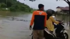 Banjir Putus Akses Jalan Nasional Madura, BPBD Terjunkan Personel - GenPI.co JATIM