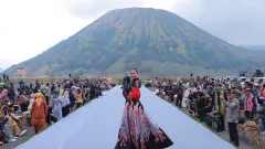 11 Desainer Ambil Bagian Fashion Show di Lautan Pasir Gunung Bromo - GenPI.co JATIM