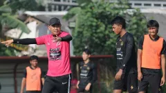 Pelatih Arema FC, Joko Susilo Gelar Latihan Sore Saat Ramadan - GenPI.co JATIM