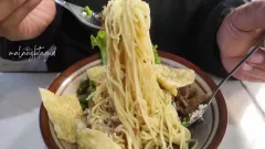 Mencicipi Cwie Mi Isor Wit Khas Malang, Rasanya Buat Ketagihan - GenPI.co JATIM