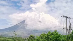 Abu Vulkanik Gunung Semeru ke Permukiman, Warga Diimbau Pakai Masker - GenPI.co JATIM