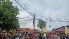 Minta Kejelasan SKT, Ratusan Warga Kecamatan MHS Datangi Mapolres Ketapang - GenPI.co KALBAR