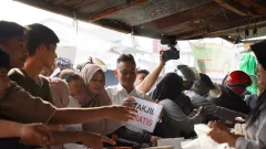 Aksi Edi Kamtono-Evan Hobby Makan Borong dan Gratiskan Takjil Dikerumuni Warga - GenPI.co KALBAR