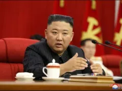 Warga Korea Utara Mengenakan Pin Kim Jong Un untuk Pertama Kalinya - GenPI.co