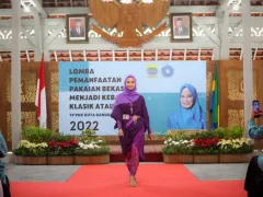 Ibu-ibu Kota Bandung Sulap Pakaian Bekas Jadi Kebaya Modern - GenPI.co