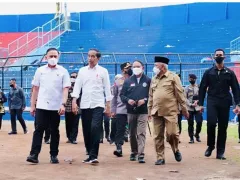Jokowi Tinjau Stadion Kanjuruhan, Lihat Siapa yang Mendampingi - GenPI.co JABAR