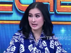 Umrah, Iis Dahlia Berdoa Anaknya Segera Dapatkan Jodoh - GenPI.co