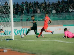 Dibungkam Persebaya Dramatis, Pelatih Borneo FC Bongkar Dosa-dosa - GenPI.co JABAR