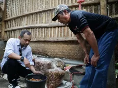 Bentuk Apresiasi, Ganjar Muda Padjadjaran Beri Bantuan ke Petani Kopi - GenPI.co