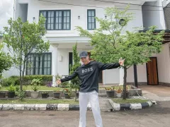 SMA Jualan Martabak, Fadly Faisal Kakak Fuji Kini Beli Rumah Mewah - GenPI.co