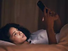 Begini Cara Menghentikan Kebiasaan Bermain Ponsel Sebelum Tidur - GenPI.co JATENG
