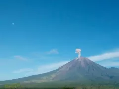 Gunung Semeru Meletus, Muntahkan Abu Vulkanik Setinggi 900 Meter - GenPI.co BANTEN