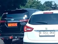 Polisi: Pengendara Arogan di Tol Buang Pelat Palsu Mobil Dinas TNI - GenPI.co BANTEN
